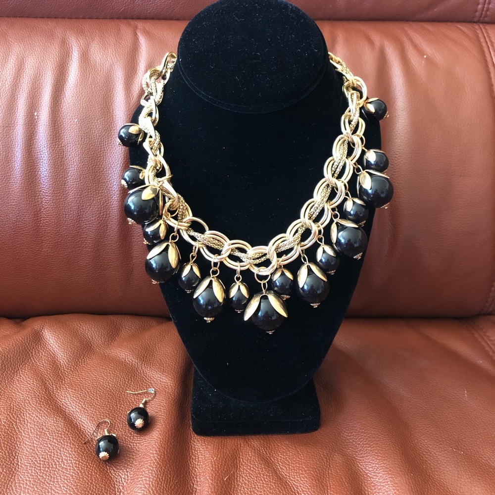 Set of Necklace with earrings.